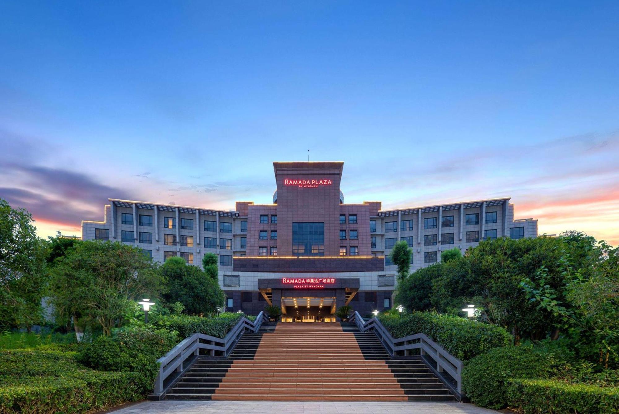 Ramada Plaza By Wyndham Chongqing West Hotel Bagian luar foto